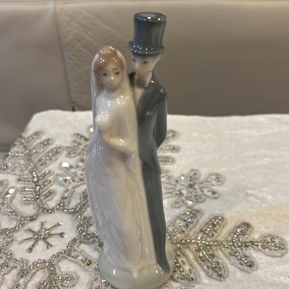 Lladro Nao bride and groom sculpture/ cake topper - Picture 2 of 4